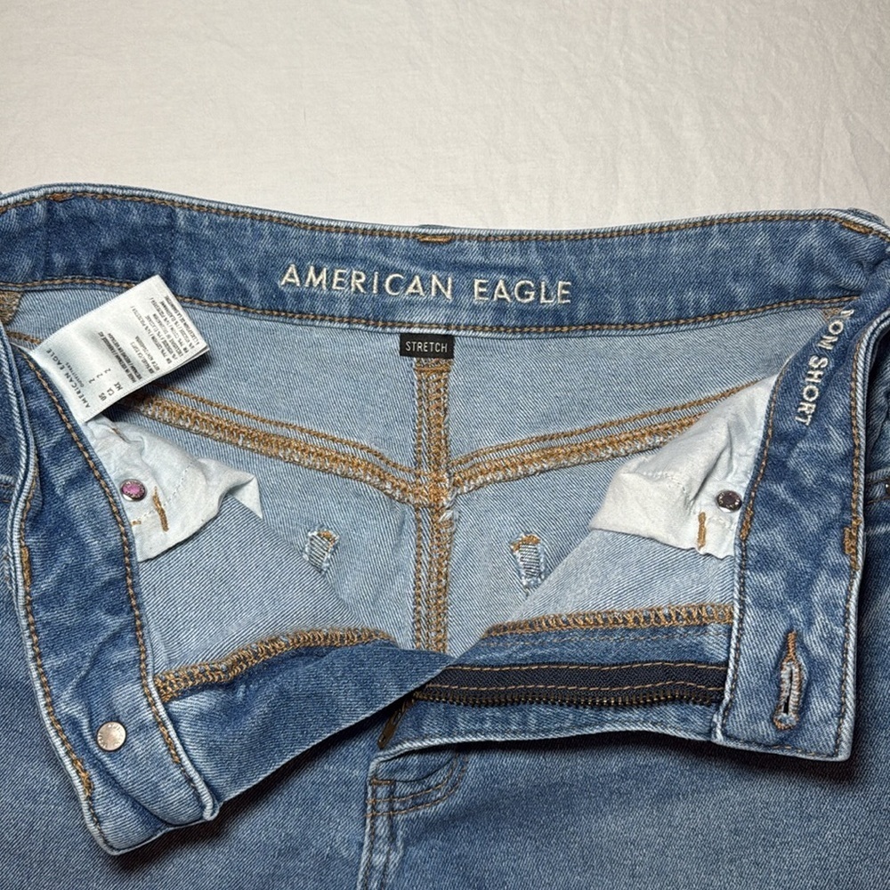 American Eagle Outfitters Women's Roll Cuff Medium Wash Mom Shorts Size 2 EUC - Picture 4 of 10